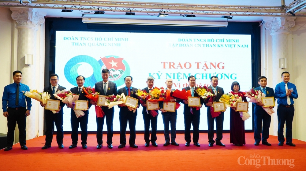 Đại diện Trung ương Đoàn TNCS Hồ Chí Minh đã trao tặng kỷ niệm chương “Vì thế hệ trẻ” cho 10 cá nhân.
