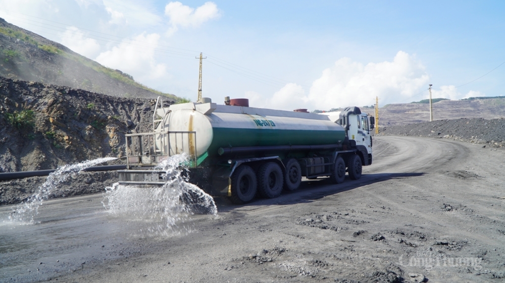 Xe tưới nước chuyên dụng được sử dụng tại các công trường than nhằm tăng hiệu quả dập bụi