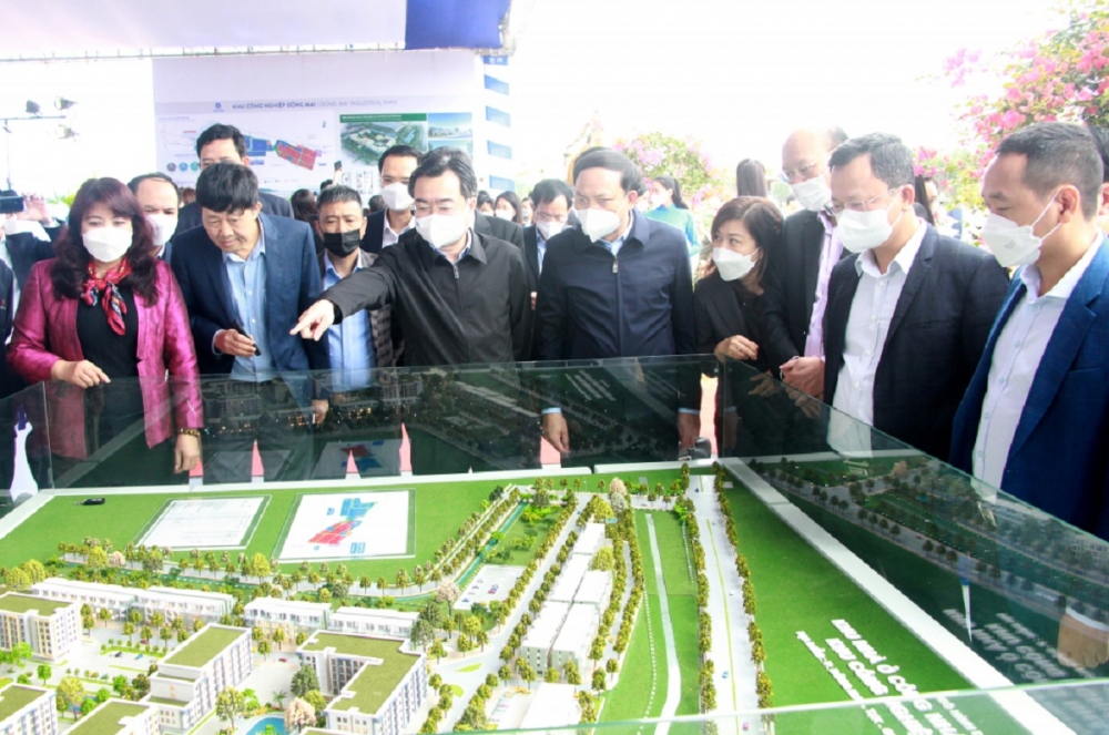 Các đại biểu thăm quan mô hình nhà ở công nhân và chuyên gia làm việc tại KCN Đông Mai