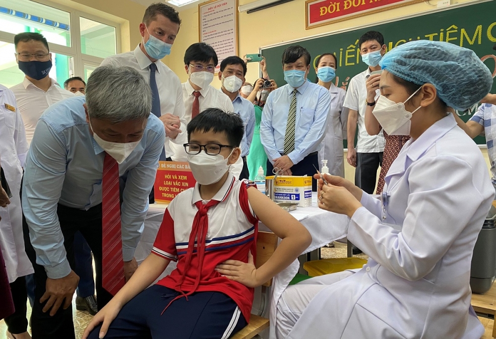 Thứ trưởng Bộ Y tế - Nguyễn Trường Sơn động viên học sinh trong buổi tiêm