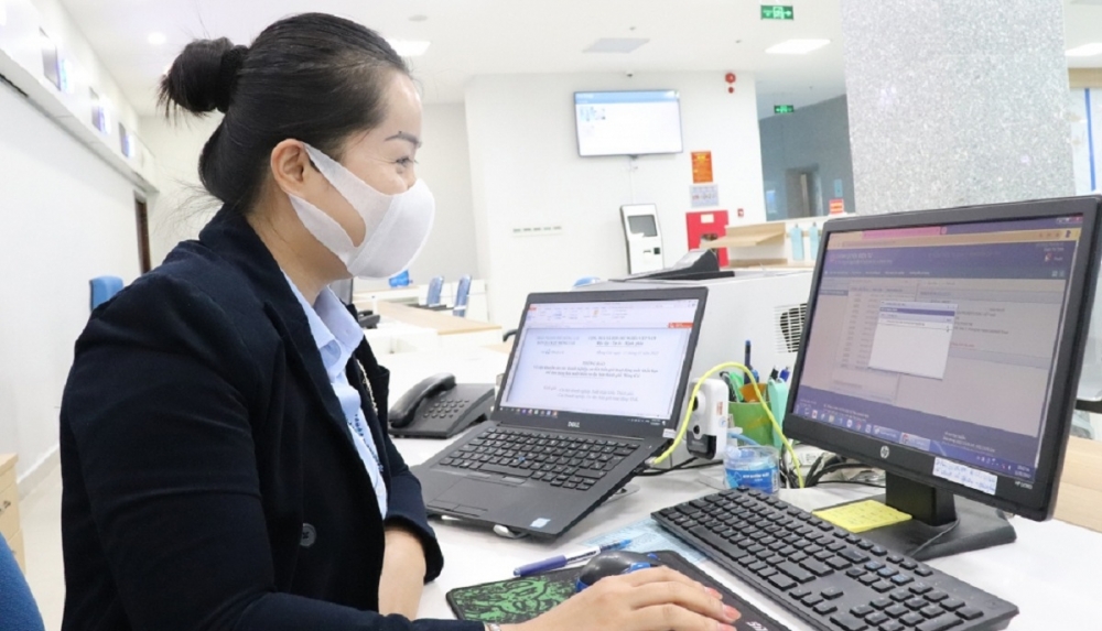 Cán bộ Sở Công Thương Quảng Ninh giải quyết TTHC qua mạng cho doanh nghiệp