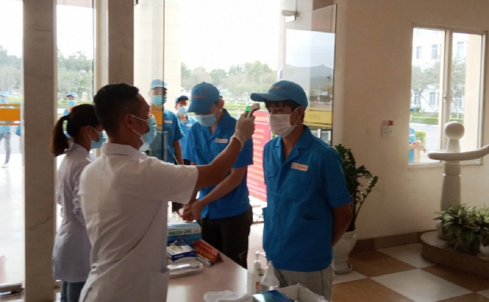 Thực hiện đo thân nhiệt tại Công ty TNHH Khoa học kỹ thuật Texhong Ngân Long, KCN Hải Yên, TP Móng Cái, tỉnh Quảng Ninh