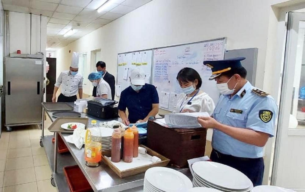 Lực lượng Quản lý thị trường tỉnh Quảng Ninh kiểm tra việc chấp hành các quy định của Nhà nước về đảm bảo an toàn vệ sinh thực phẩm tại các nhà hàng, khách sạn
