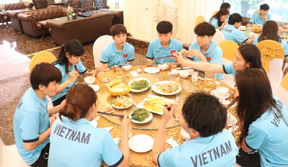Bữa ăn của đội tuyển bóng đá nữ Việt Nam tại khách sạn Hải Yến (TP Cẩm Phả, tỉnh Quảng Ninh)