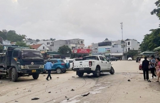 Tỉnh Quảng Ninh: Hàng loạt xe ô tô đỗ bên đường bị xe bán tải đâm hỏng