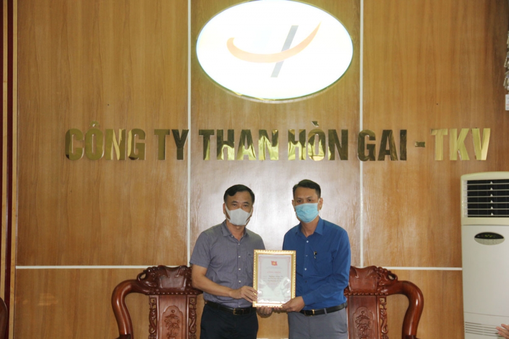 Đảng ủy Công ty Than Hòn Gai khen thưởng tấm gương “Người thợ mỏ - Người chiến sỹ” cho đảng viên Nguyễn Đăng Vỹ