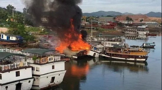 Tỉnh Quảng Ninh: 3 tàu du lịch bốc cháy ở một cơ sở sửa chữa tàu