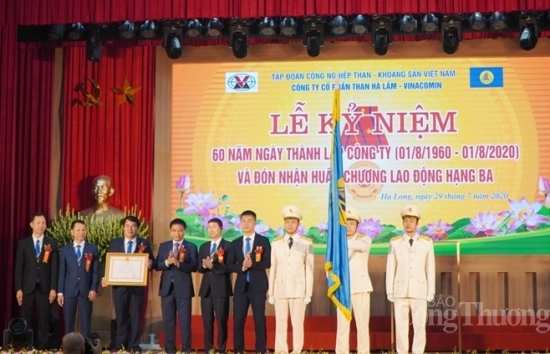 Công ty CP Than Hà Lầm đón nhận Huân chương Lao động hạng Ba trong lễ kỷ niệm 60 năm ngày thành lập