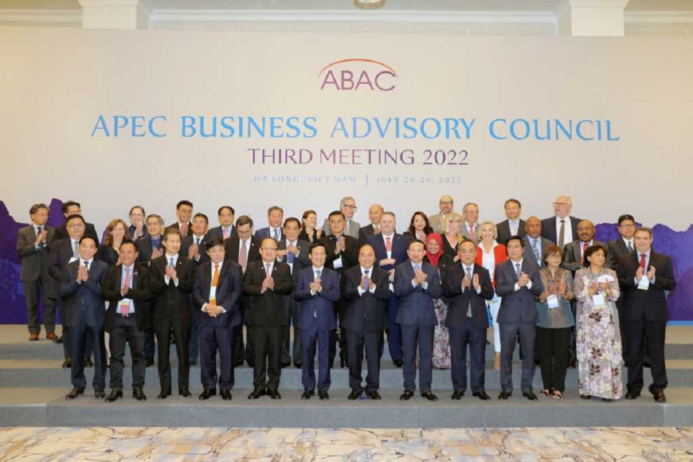 Chủ tịch nước Nguyễn Xuân Phúc, lãnh đạo tỉnh Quảng Ninh cùng các đại biểu đại diện 21 nền kinh tế thành viên APEC (Ảnh: Cổng TTĐT Quảng Ninh)