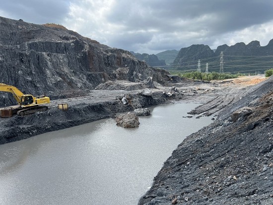 Quảng Ninh: Sẽ giám định mẫu đất đá màu xám nghi là khoáng sản khi thi công đường