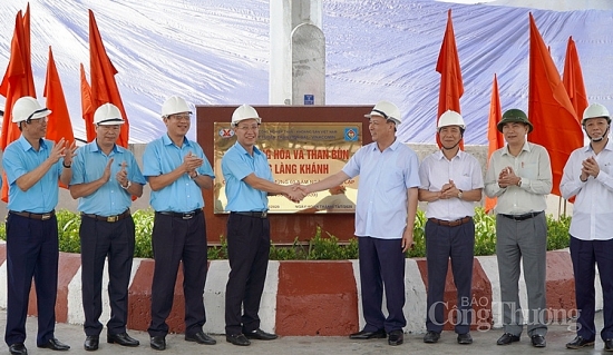 Công ty Tuyển than Hòn Gai gắn biển công trình Bến hàng hóa và than bùn cảng Làng Khánh