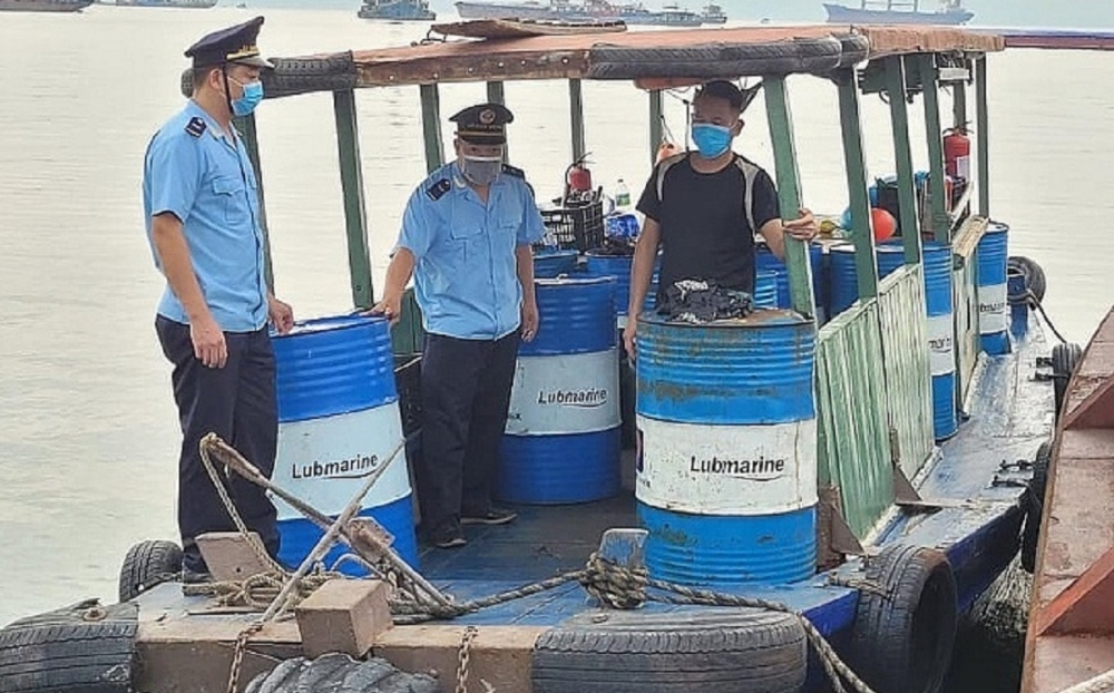 Số dầu nhập lậu bị lực lượng Hải quan Quảng Ninh phát hiện và thu giữ