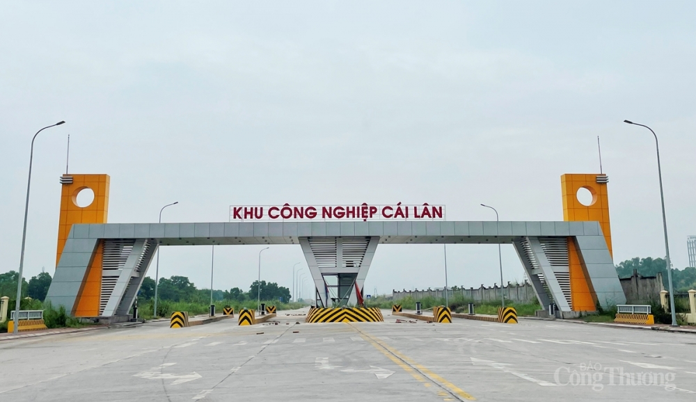 Cổng vào khu công nghiệp Cái Lân, TP Hạ Long. tỉnh Quảng Ninh đang từng bước xây dựng, hình thành nên những khu công nghiệp (KCN) kiểu mẫu nhằm hấp dẫn nhà đầu tư cả trong và ngoài nước
