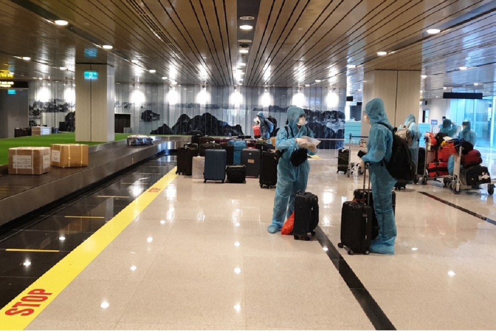 Những hành khách có hộ chiếu vắc xin đầu tiên nhập cảnh Cảng hàng không quốc tế Vân Đồn