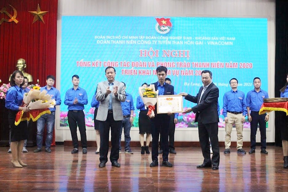 Anh Hà được trao bằng khen tại lễ tổng kết công tác đoàn và phong trào thanh niên năm 2020