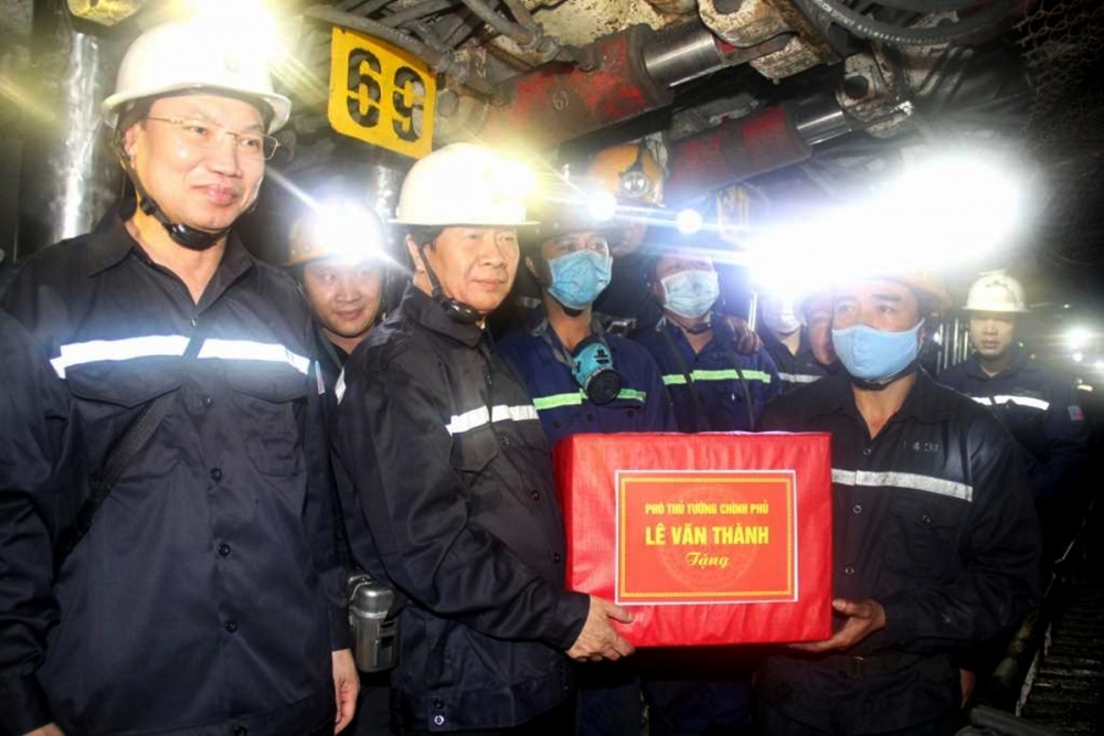 Phó Thủ tướng Chính phủ Lê Văn Thành, tặng quà công nhân làm việc tại lò chợ cơ giới hóa 41104 mức -240m, Công ty CP Than Núi Béo.