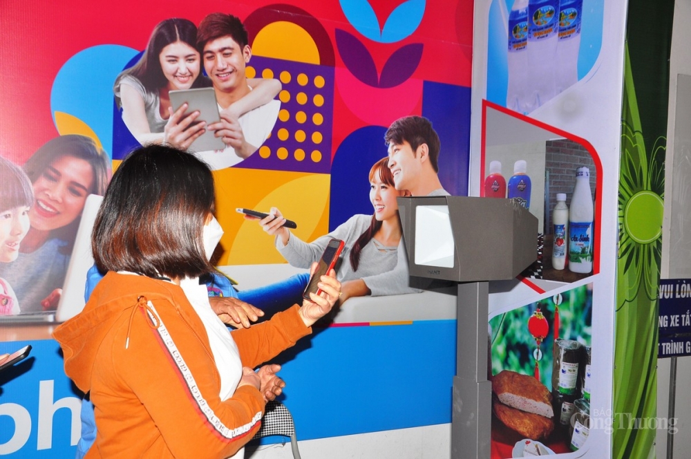 Người dân, du khách vào Hội chợ OCOP Quảng Ninh 2021 tham quan, mua sắm đều phải quét mã QR