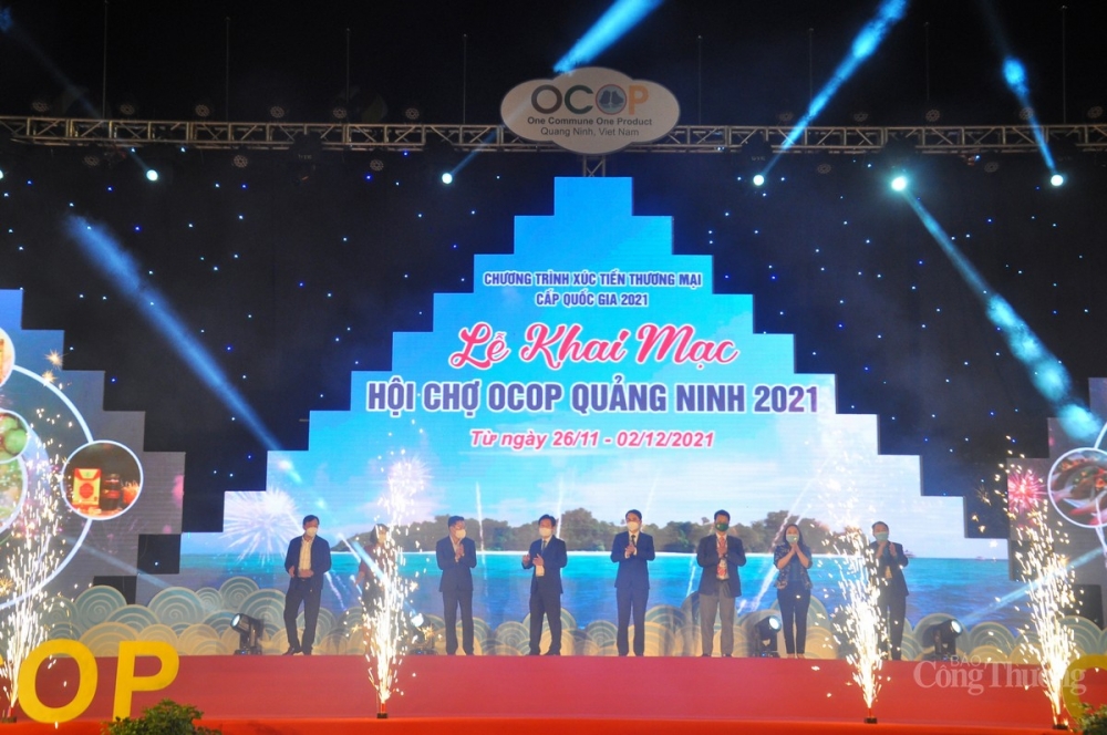 Các đại biểu nhấn nút khai mạc Hội chợ OCOP Quảng Ninh 2021