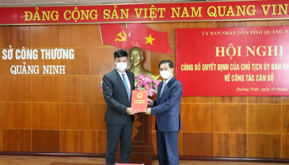Lãnh đạo tỉnh Quảng Ninh  trao quyết định của UBND tỉnh về việc bổ nhiệm có thời hạn đồng chí Phạm Duy Thanh giữ chức vụ Phó Giám đốc Sở Công Thương.