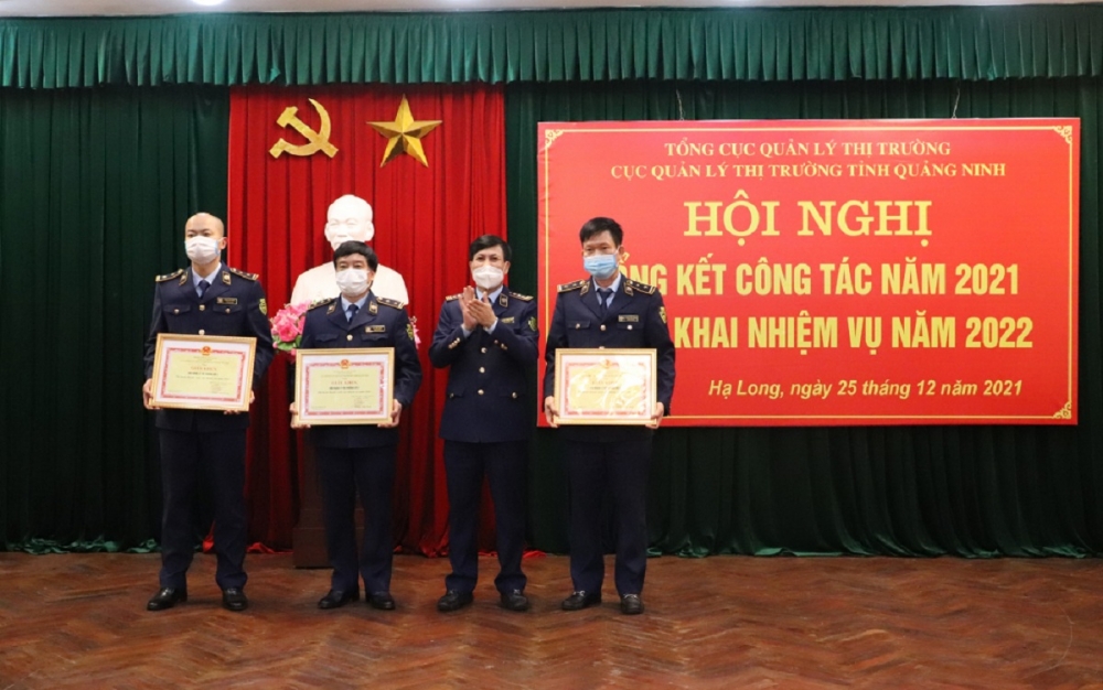 Cục QLTT tỉnh Quảng Ninh tặng danh hiệu tập thể lao động tiên tiến, chiến sỹ thi đua cơ sở năm 2021