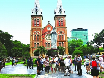 Tourists flock to Vietnam in droves