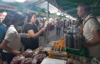 Hanoi promotes trade in hundreds of urban-rural products