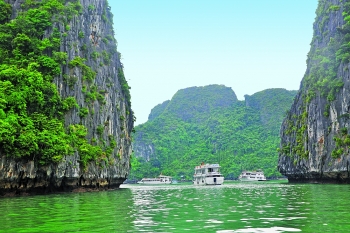 Quang Ninh develops tourism while preserving heritage value