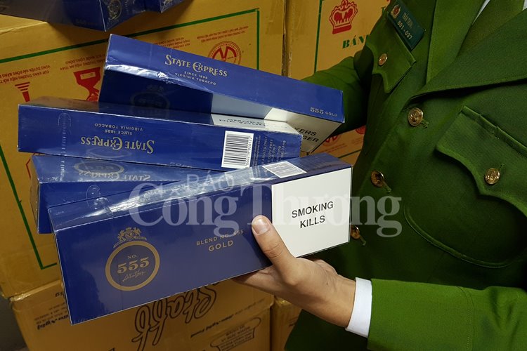 Quản lý thị trường Hà Nội thu giữ 700 cây thuốc lá ngoại nhập lậu