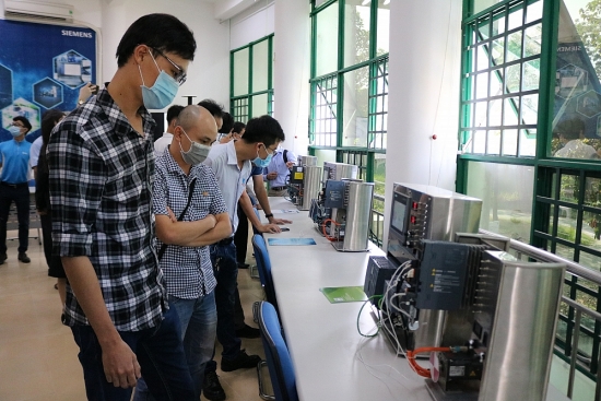 Siemens hỗ trợ phát triển thế hệ sinh viên ngành kỹ thuật tại Việt Nam