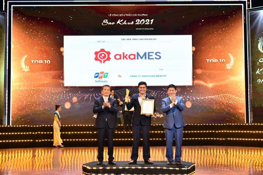 ông Nguyễn Đức Hiển - Giám đốc Phát triển kinh doanh akaMES, Tập đoàn FPT nhận giải Top 10 Sao Khuê 2021