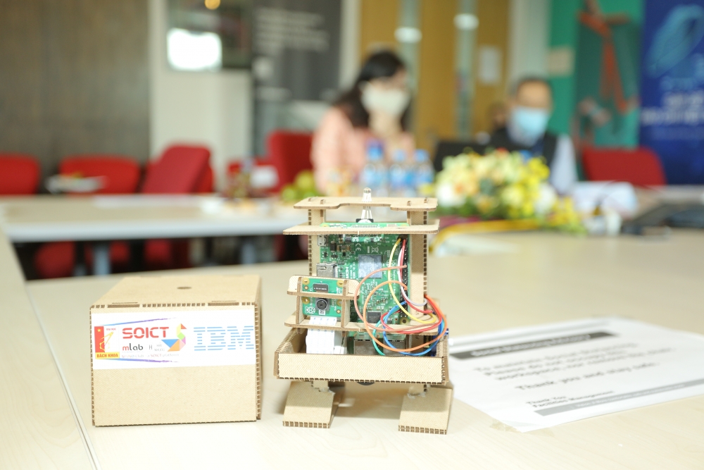 robot tự thiết kế TJBot mà IBM đã giới thiệu
