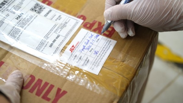 “Thẻ bưu kiện an tâm” với thông tin sức khỏe của shipper được dán trên mỗi kiện hàng 