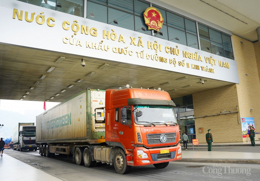 Xuất nhập khẩu qua Lào Cai đạt hơn 1 tỷ USD