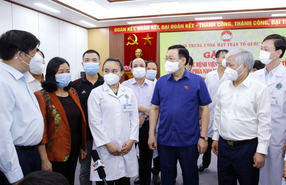 Chủ tịch Quốc hội Vương Đình Huệ đã chủ trì cuộc gặp mặt các cán bộ y tế các bệnh viện Trung ương tăng cường cho TP. Hồ Chí Minh và các tỉnh phía Nam chống dịch bệnh Covid-19