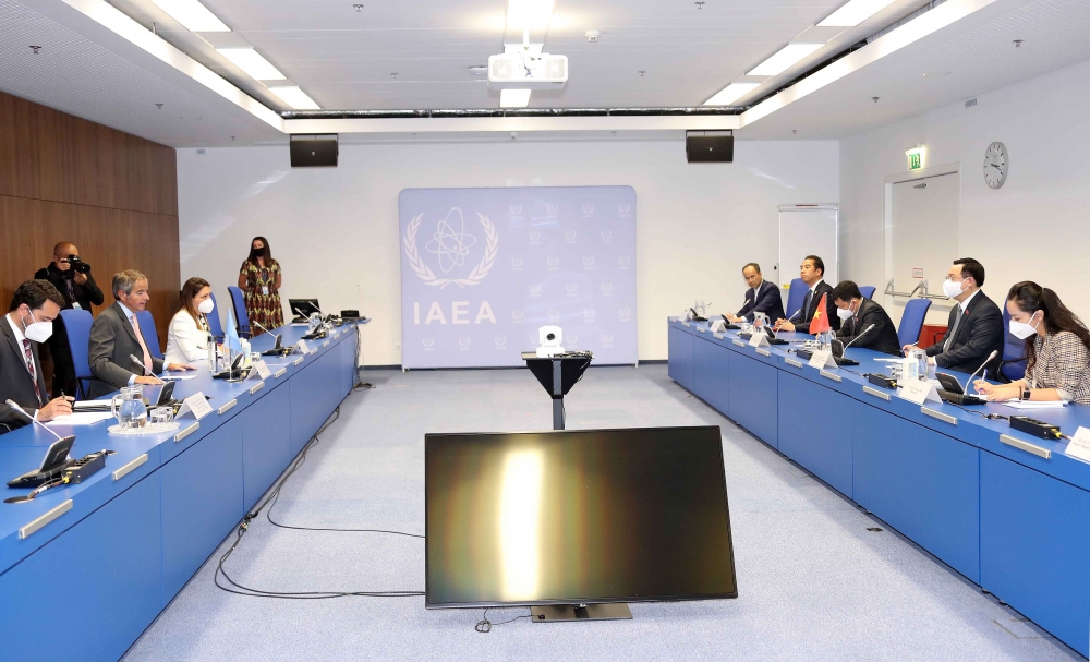 Chủ tịch Quốc hội Vương Đình Huệ vừa gặp Tổng Giám đốc cơ quan Năng lượng nguyên tử Quốc tế (IAEA) Rafael Mariano Grossi