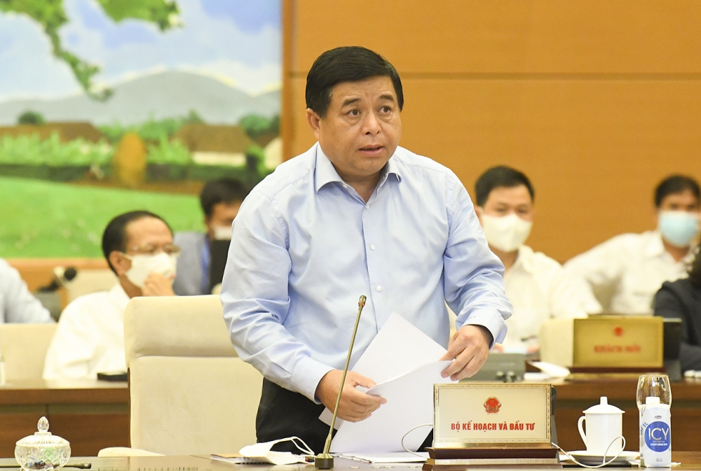 Bộ trưởng Bộ Kế hoạch và Đầu tư Nguyễn Chí Dũng trình bày Tờ trình dự án Luật