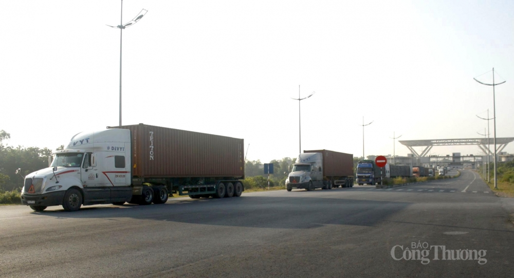 Hàng hóa xuất nhập khẩu qua khu vực cửa khẩu Móng Cái, Quảng Ninh