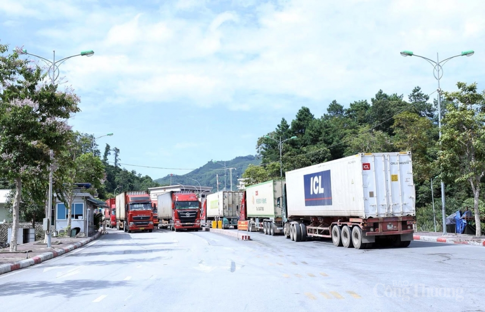 Hàng nghìn xe thông quan qua cửa khẩu Lạng Sơn sau khi Trung Quốc mở cửa biên giới