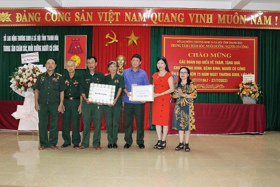 Chủ tịch Công đoàn Bộ Công Thương thăm, tặng quà cho đối tượng chính sách tại Thanh Hóa