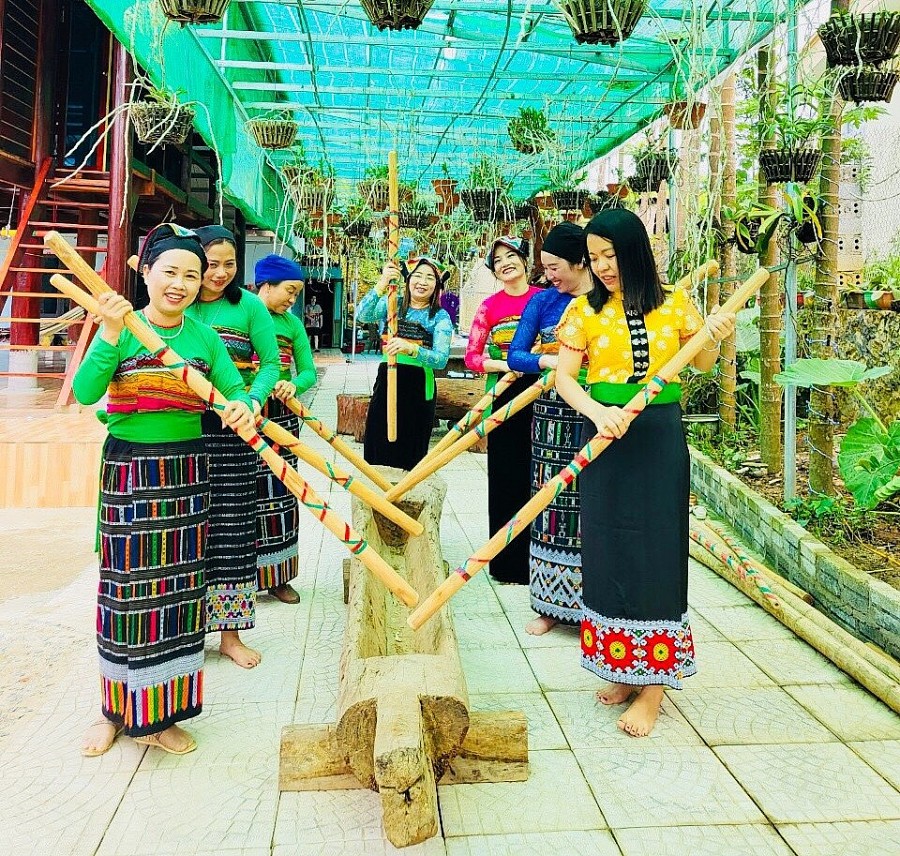 Độc đáo thổ cẩm truyền thống của người Thái Đen - Báo Thái Nguyên điện tử