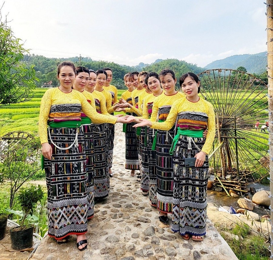 Hình ảnh cô gái mặc “váy hoa” trong bức Panorama tại Bảo tàng Chiến thắng  Điện Biên Phủ: Các bậc cao niên và các học giả người Thái nói gì ? (Bài