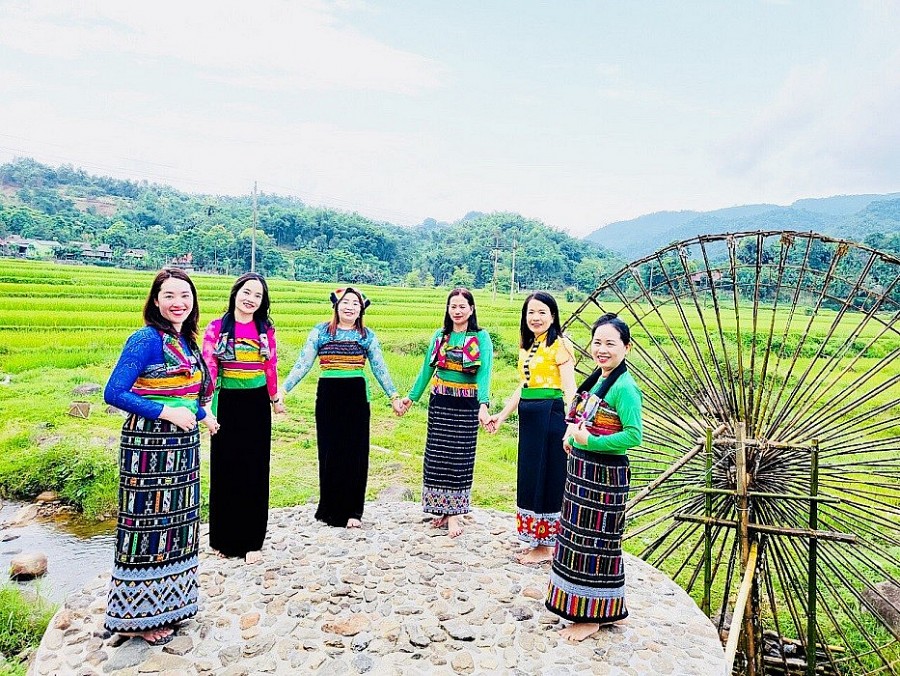 Trang phục của phụ nữ Thái miền núi Nghệ An nói chung và người Thái huyện  Quỳ Châu nói riêng về cơ bản giống như y phục của người Thái các vùng