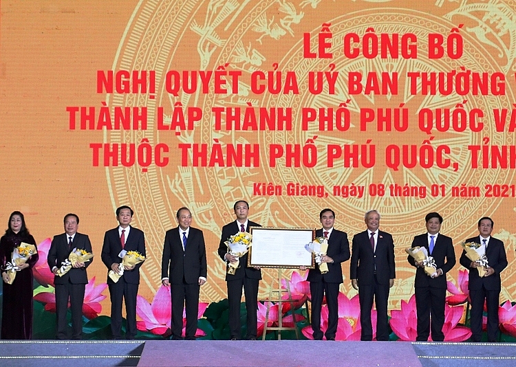 Phó Thủ tướng Thường trực Chính phủ Trương Hòa Bình và Phó Chủ tịch Quốc hội Uông Chu Lưu trao Nghị quyết của Ban Thường vụ Quốc hội cho lãnh đạo tỉnh Kiên Giang và Thành phố Phú Quốc