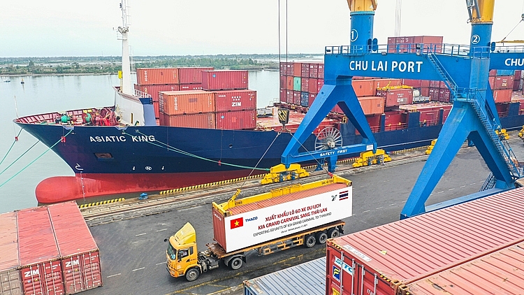 4. Container xe Kia Grand Carnival được đưa lên tàu chuẩn bị xuất khẩu sang Thái Lan 