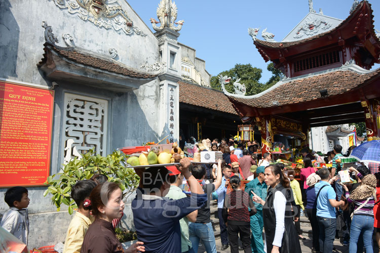 Khách bái lễ Phật Hoàng Trần Nhân Tông và đền Cửa Ông đông kỷ lục