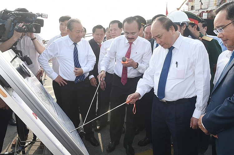 Thủ tướng thăm Cảng quốc tế Long An và dự án Nhà máy điện LNG Long An
