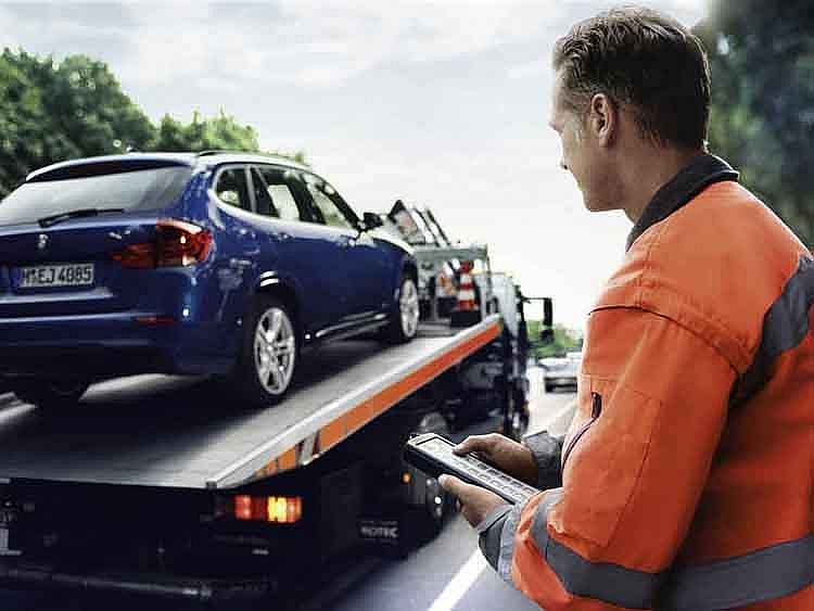 THACO hỗ trợ xử lý sự cố trên đường cho chủ xe BMW, MINI
