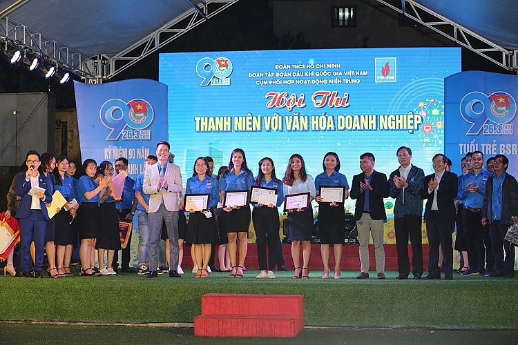 Ban tổ chức trao các giải thưởng Hội thi “Thanh niên với văn hóa Doanh nghiệp” cho 5 đội thi