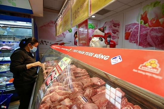 Giá lợn hơi lao dốc, thịt tại chợ vẫn đắt