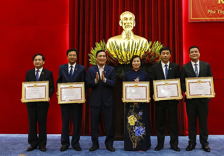 Thay mặt Đảng bộ Công ty, đồng chí Phạm Thanh Tùng - Bí thư Đảng ủy, Tổng Giám đốc (ngoài cùng bên phải) vinh dự đón nhận Bằng khen tại sự kiện này.